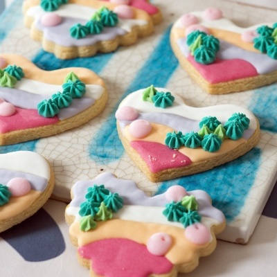 Bolachas decoradas coloridas em azulejo branco com padrão azul