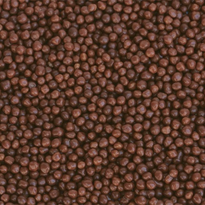 muitas pérolas pequenas de chocolate castanho