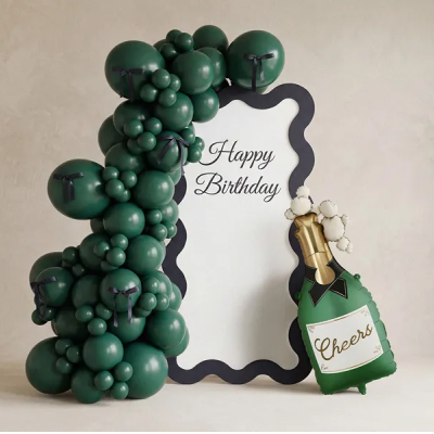 Painel de aniversário com balões verdes e balão de garrafa de champanhe