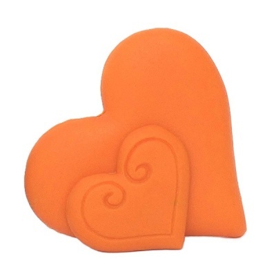 Dois corações em espuma laranja, um maior e um menor com padrão de espiral