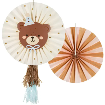 Dois leques decorativos de papel, um com urso e outro listrado em tons de laranja.