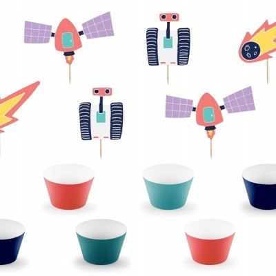 Copos coloridos e peças de papel com desenhos espaciais em palitos