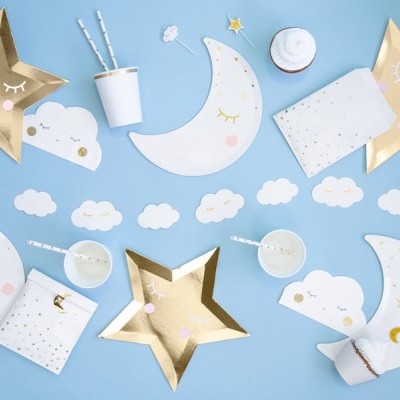 Conjunto de festa infantil com tema lua e estrelas em tons dourado, branco e azul claro
