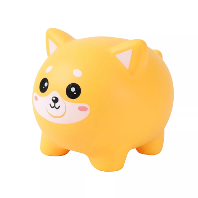 Figura de cão amarelo em formato redondo com expressão sorridente