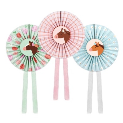 Rosetas decorativas coloridas com imagens de cavalos e fitas penduradas