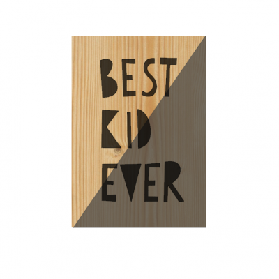 Placa de madeira com texto 'BEST KD EVER' em preto, metade da madeira natural e metade pintada de cinza escuro