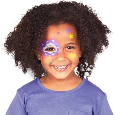 Criança com camiseta roxa e pintura facial colorida com estrelas e nuvens