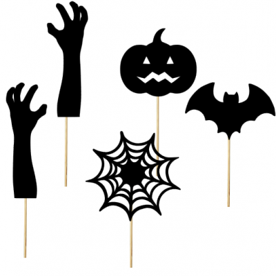 Decorações de Halloween pretas em pauzinhos de madeira, mãos, aranha, abóbora e morcego.