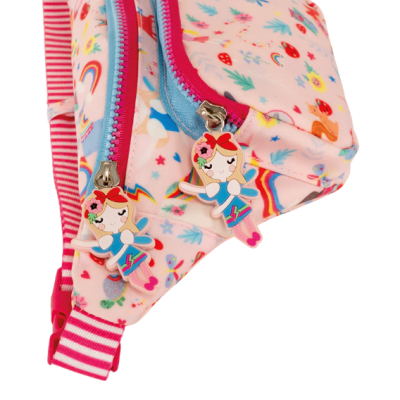 Mochila cor-de-rosa com padrões coloridos e zíper com pendente de bailarina