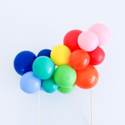 Balões coloridos em espetos finos