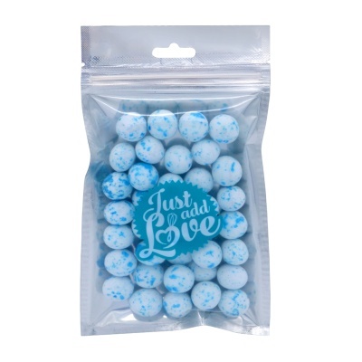 Embalagem transparente com bolas brancas e azuis e texto Just add Love