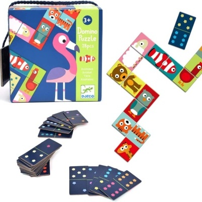 Jogo dominó com peças coloridas de animais e caixa ilustrada com flamingo azul e rosa