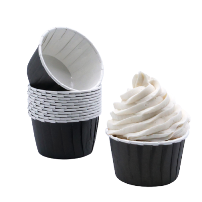 Copos para cupcakes pretos com interior branco e cupcake com cobertura branca