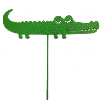 Decoração verde em forma de crocodilo com haste para fixar no solo
