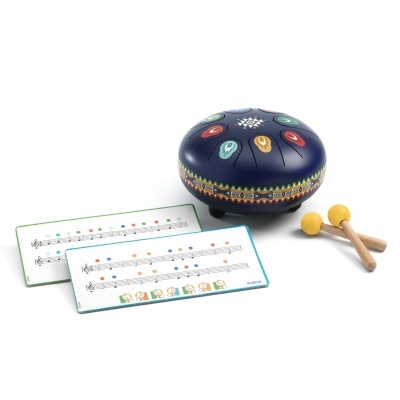 Tambor língua de aço decorado com paus de madeira e cartas musicais