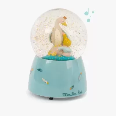 Globo de neve com patos coloridos e base azul com texto Moulin Roty