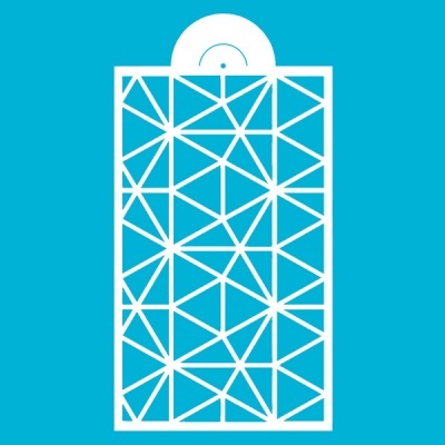 Tapete branco com padrão geométrico triangular sobre fundo azul