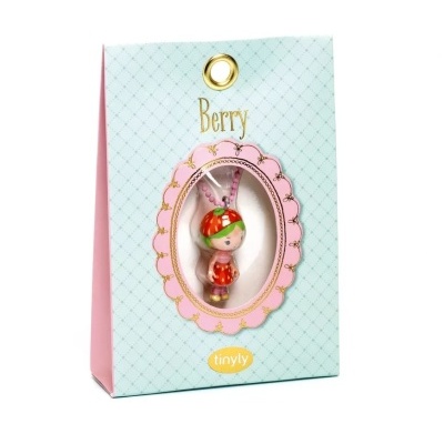 Colar com pendente de boneca morango em embalagem vila azul e rosa