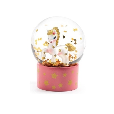 Globo de neve com unicórnio branco e base rosa com estrelas