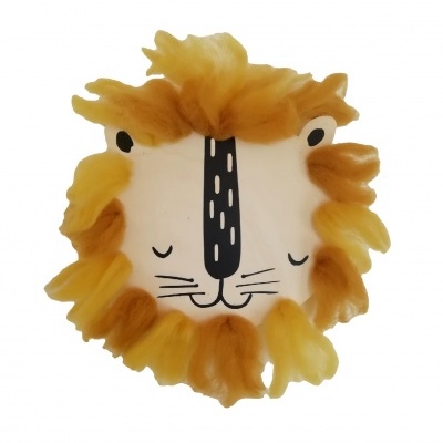 Cabeça decorativa de leão com juba castanha e bege e olhos pintados fechados