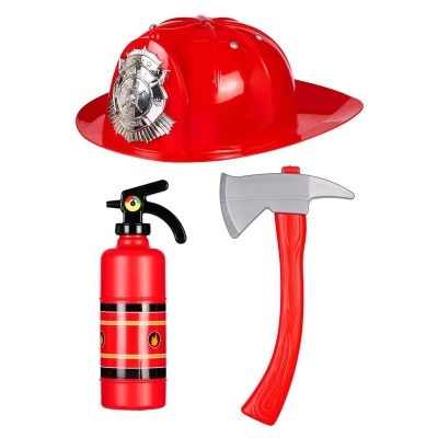 Capacete de bombeiro vermelho, extintor e machado de brinquedo