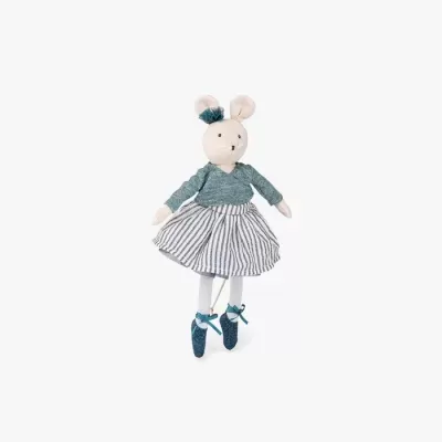 Boneca de pano em forma de rato com roupa azul e branca