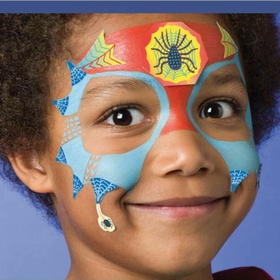 Criança com pintura facial colorida de aranha