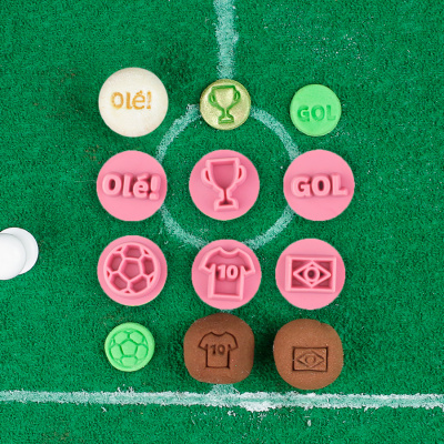 Carimbos de silicone para futebol com vários desenhos e textos sobre relva artificial verde