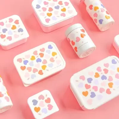 Recipientes e garrafas brancas com corações coloridos em fundo cor de rosa