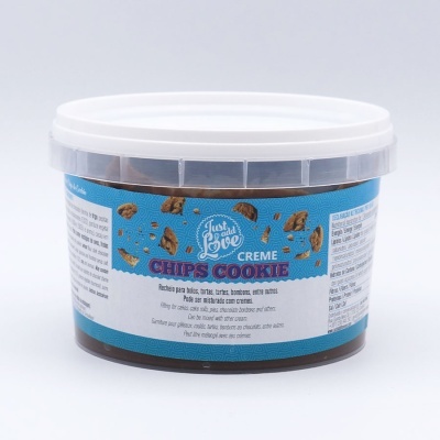 Embalagem plástica de creme chips cookie com rótulo azul e pedaços de cookie