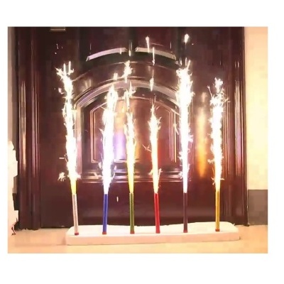 Cinco velas de fogo de artifício acesas à frente de uma porta de madeira escura