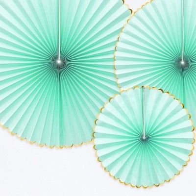 Três leques decorativos de papel verde água com bordas douradas