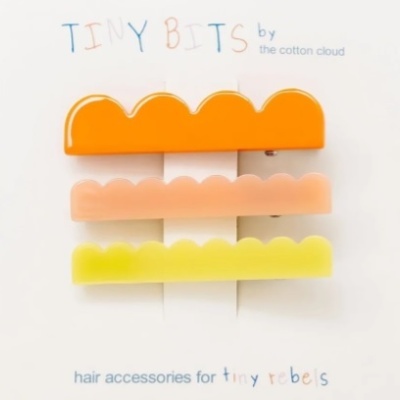 Três molas de cabelo coloridas em fundo branco com texto 'TINY BITS by the cotton cloud'.