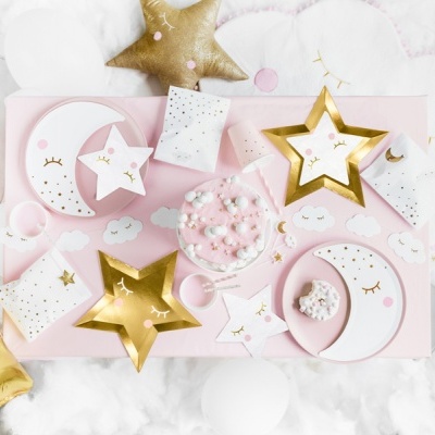 Caixas e pratos decorativos em forma de estrelas e luas em rosa, branco e dourado