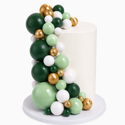 Bolo cilíndrico branco com decoração em esferas verdes, brancas e douradas