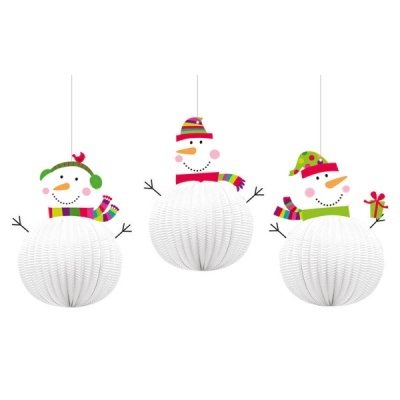 Decorações penduradas de bonecos de neve em papel branco com acessórios coloridos.