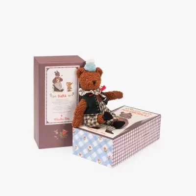 Urso de peluche vestido e duas caixas decorativas em fundo branco