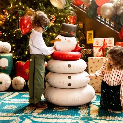 Boneco de neve insuflável branco com cartola preta e laço vermelho ao redor do pescoço