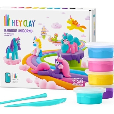 Conjunto de modelagem Hey Clay Rainbow Unicorns com massa de modelar colorida e ferramentas em frente à caixa decorada com unicórnios.