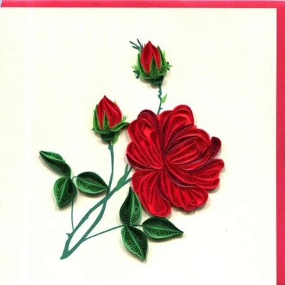 Flor vermelha com botões e folhas verdes em quilling de papel sobre fundo branco e borda vermelha