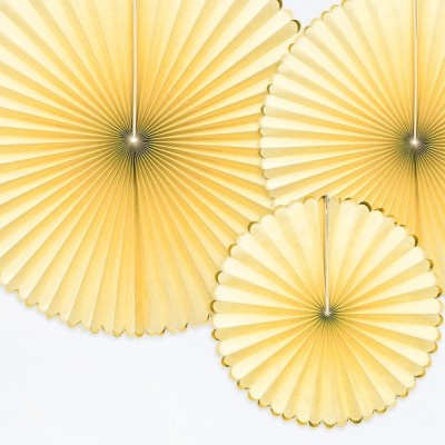Leques decorativos de papel amarelo claro com padrão radial