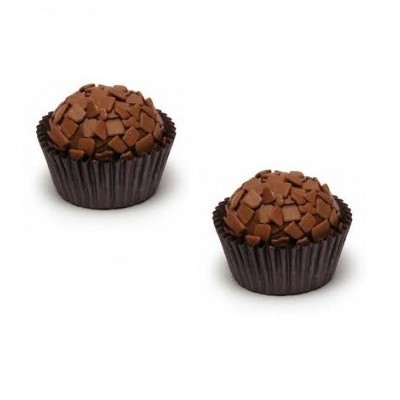 Dois brigadeiros de chocolate em forminhas de papel pretas com pedaços de chocolate