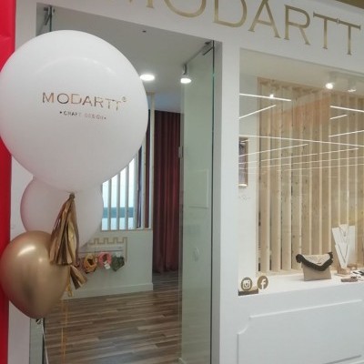 Entrada da loja Modartt com balões e joias expostas