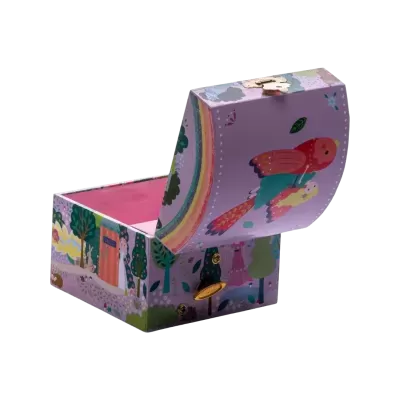 caixa decorativa lilás com desenhos de pássaros e floresta, interior rosa