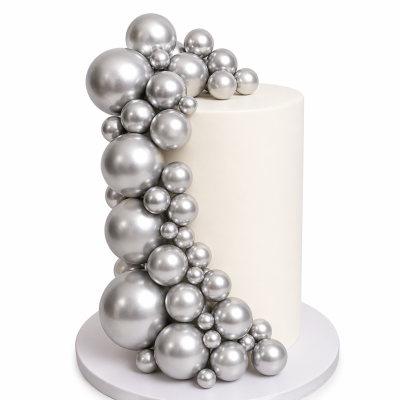 Bolo cilíndrico branco decorado com bolas prateadas variadas em tamanho.