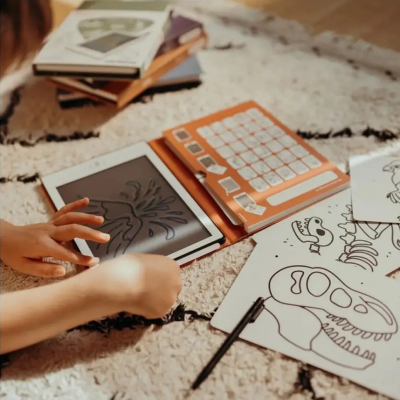 Conjunto educativo com placa de desenho eletrónica, teclado com adesivos e folhas para colorir em tapete claro
