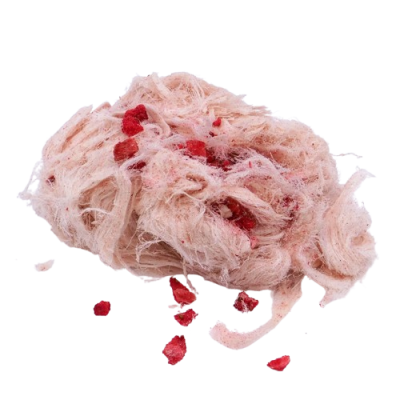 Doce tradicional cor de rosa claro com pedaços vermelhos sobre fundo branco