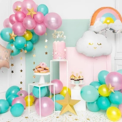 Decoração com balões coloridos, bolo e cupcakes para festa de aniversário