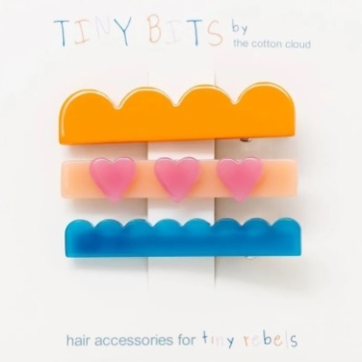 Conjunto de ganchos de cabelo coloridos em cartão branco com textos coloridos.