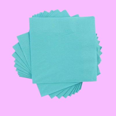 Guardanapos de papel azul turquesa dispostos em leque